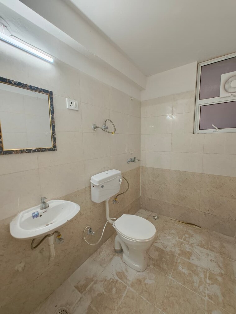 Bathroom, shree-vardhman-green-court 2 Bedroom 626 Sq.Ft. Apartment In Sector 90 Gurgaon 9348223