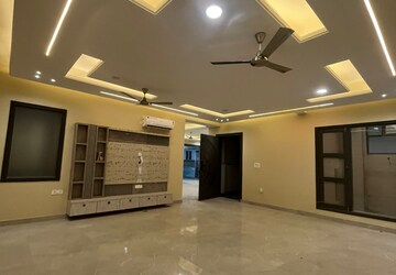 Living Room in 4 BHK Builder Floor at Green Fields Colony – for Rent
