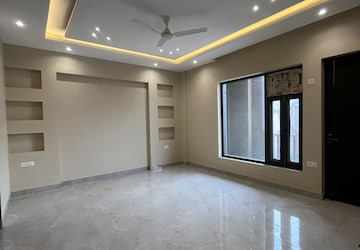 Room in 4 BHK Builder Floor at Green Fields Colony – for Rent