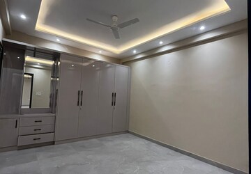 Room in 4 BHK Builder Floor at Green Fields Colony – for Rent