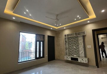 Room in 4 BHK Builder Floor at Green Fields Colony – for Rent