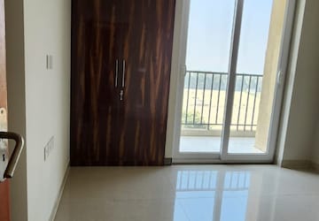 Room in 2 BHK Apartment at Tata Eureka Park, Sector 150 – for Rent