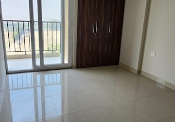 Room in 2 BHK Apartment at Tata Eureka Park, Sector 150 – for Rent