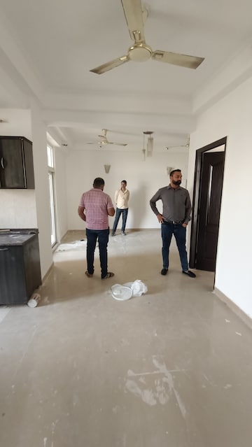 Team Area in 3 BHK Apartment at Amrapali Princely Estate, Sector 76 – for Rent