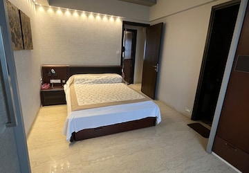 Bedroom in 4 BHK Apartment at Chembur – for Rent