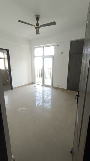 Room in 3 BHK Apartment at Amrapali Princely Estate, Sector 76 – for Rent