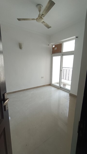 Room in 3 BHK Apartment at Amrapali Princely Estate, Sector 76 – for Rent