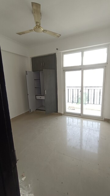 Room in 3 BHK Apartment at Amrapali Princely Estate, Sector 76 – for Rent