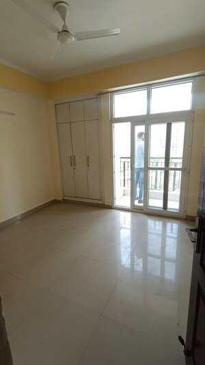 Room in 3 BHK Apartment at Amrapali Princely Estate, Sector 76 – for Rent