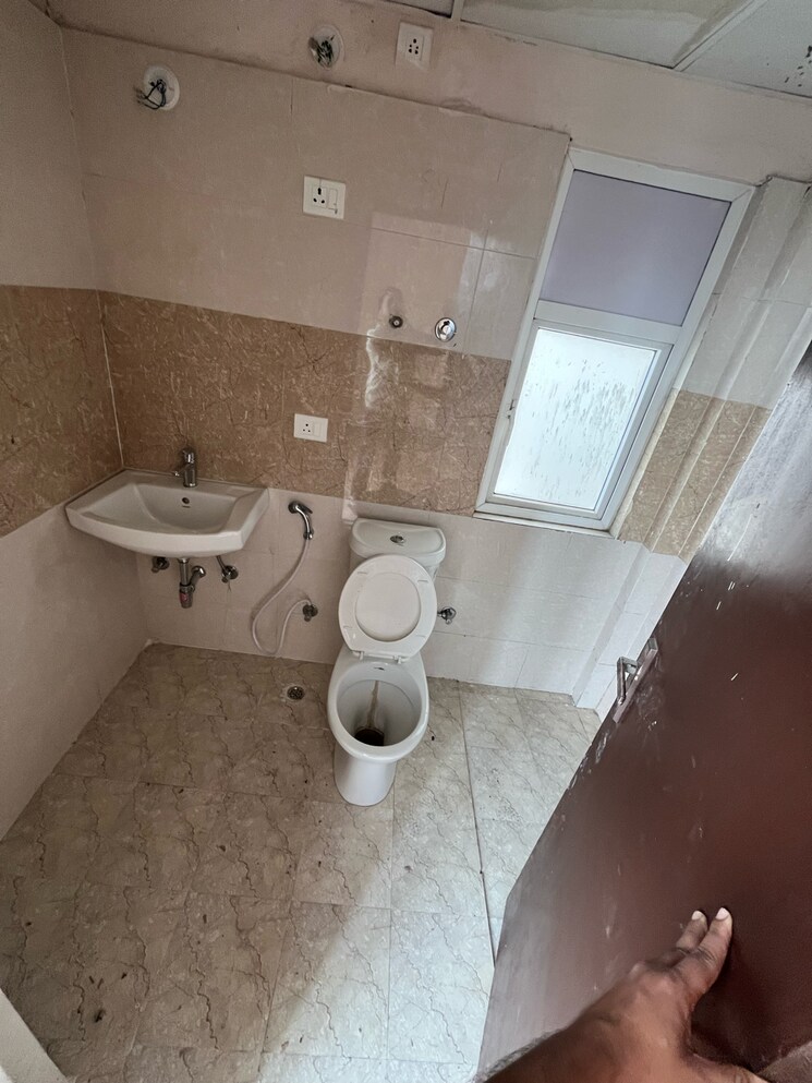 Bathroom, amrapali-golf-homes 2 Bedroom 835 Sq.Ft. Apartment In Haibatpur Greater Noida 9348350