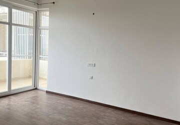 Room in 4 BHK Apartment at Adani Oyster Grande Phase 2, Sector 102 – for Rent