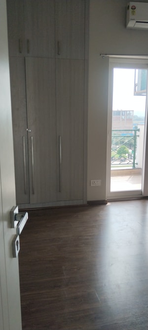 Room in 2.5 BHK Builder Floor at Central Park Cerise Suites, Sohna Sector 33 – for Rent