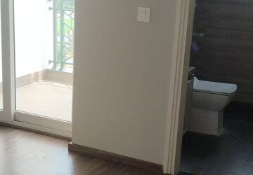 Room in 2.5 BHK Builder Floor at Central Park Cerise Suites, Sohna Sector 33 – for Rent