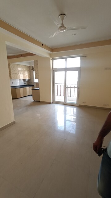 Room in 3 BHK Apartment at Amrapali Princely Estate, Sector 76 – for Rent
