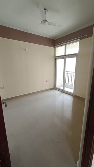 Room in 3 BHK Apartment at Amrapali Princely Estate, Sector 76 – for Rent