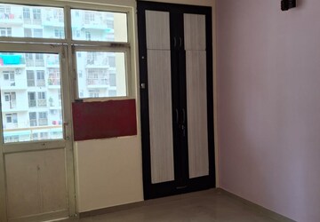 Room in 3 BHK Apartment at Proview Officer City 2, Raj Nagar Extension – for Rent