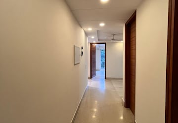 Building Lobby in 3 BHK Builder Floor at Super Mart 1, Sector 27 – for Rent