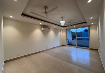 Room in 3 BHK Builder Floor at Super Mart 1, Sector 27 – for Rent