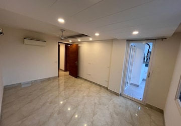 Room in 3 BHK Builder Floor at Super Mart 1, Sector 27 – for Rent