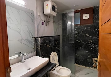 Bathroom in 3 BHK Builder Floor at Super Mart 1, Sector 27 – for Rent