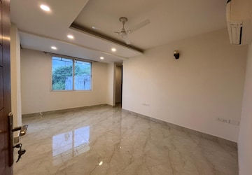 Room in 3 BHK Builder Floor at Super Mart 1, Sector 27 – for Rent