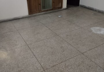 Room in 2 BHK Apartment at Arun Vihar Sector 37, Sector 37 – for Rent