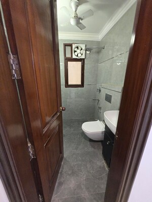 Furnished Amenities in 3 BHK Builder Floor at East Of Kailash – for Sale