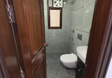 Furnished Amenities in 3 BHK Builder Floor at East Of Kailash – for Sale