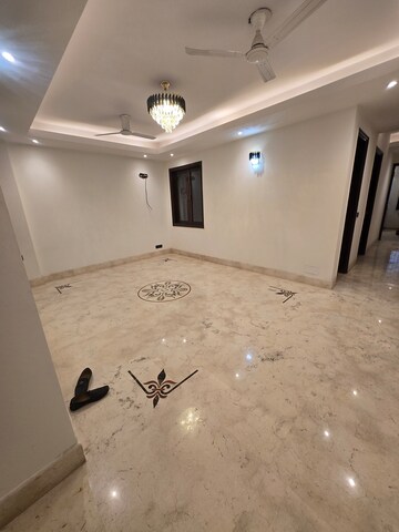 Furnished Amenities in 3 BHK Builder Floor at East Of Kailash – for Sale