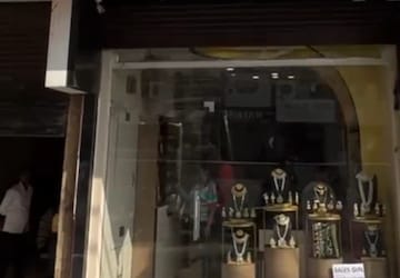 Shop For Rent in Aliganj