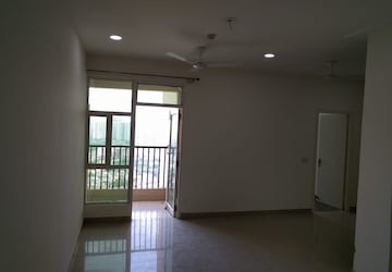 Room in 2.5 BHK Apartment at Gaur City 2 - 16th Avenue, Sector 16c Greater Noida – for Rent
