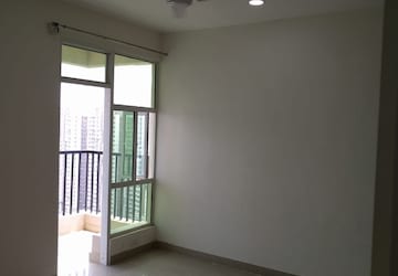 Room in 2.5 BHK Apartment at Gaur City 2 - 16th Avenue, Sector 16c Greater Noida – for Rent