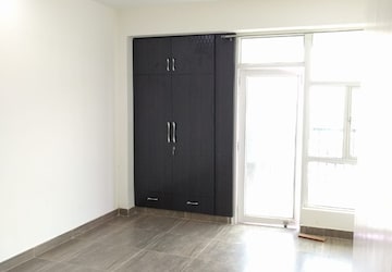 Room in 2.5 BHK Apartment at Gaur City 2 - 16th Avenue, Sector 16c Greater Noida – for Rent