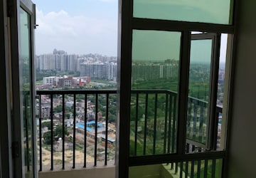 Room in 2.5 BHK Apartment at Gaur City 2 - 16th Avenue, Sector 16c Greater Noida – for Rent