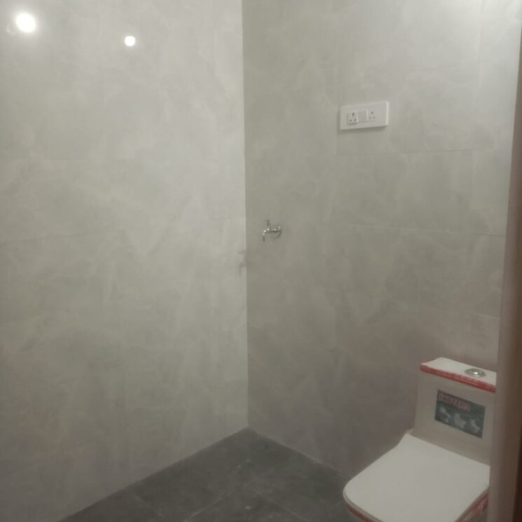 Bathroom, vasant kunj 3 Bedroom 120 Sq.Yd. Apartment In Vasant Kunj Delhi 9348790