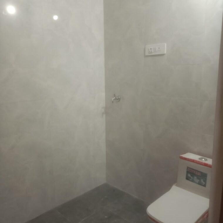 Bathroom, vasant kunj 3 Bedroom 120 Sq.Yd. Apartment In Vasant Kunj Delhi 9348790