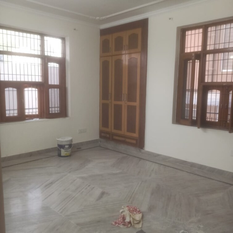 Cover Image, vasant kunj 3 Bedroom 120 Sq.Yd. Apartment In Vasant Kunj Delhi 9348790