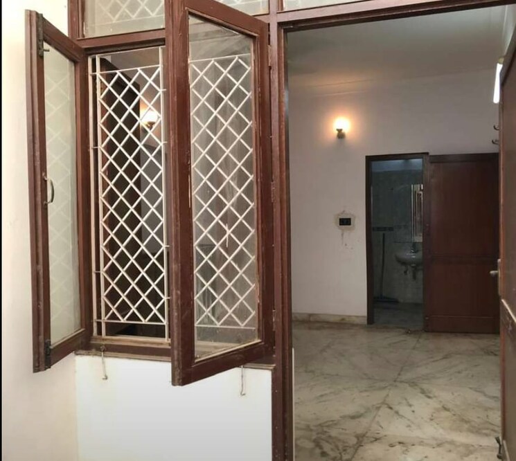 Room, sector 36 3 Bedroom 250 Sq.Mt. Independent House In Sector 36 Noida 9348874