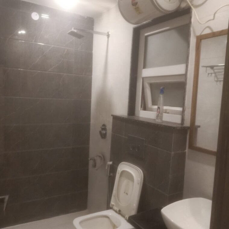 Bathroom, vasant kunj 3 Bedroom 150 Sq.Yd. Apartment In Vasant Kunj Delhi 9348901