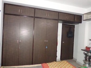 Furnished Amenities in 2 BHK Builder Floor at Park Street – for Sale
