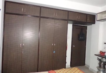 Furnished Amenities in 2 BHK Builder Floor at Park Street – for Sale