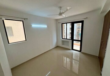 Room in 2 BHK Apartment at RG Luxury Homes, Sector 16b Greater Noida – for Rent