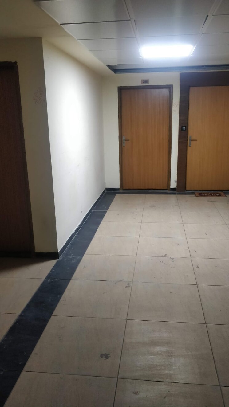 Room, science city Commercial Office Space 1465 Sq.Ft. In Science City Ahmedabad 9349128