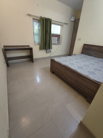 Room in 3 BHK Builder Floor at DLF City Gurgaon, Sector 27 – for Rent