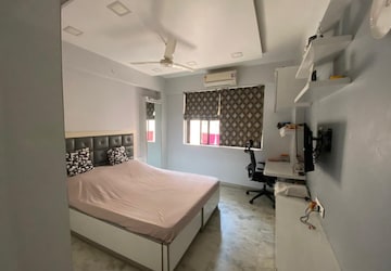 Room in 2 BHK Apartment at Hiranandani Gardens Birchwood, Powai – for Rent