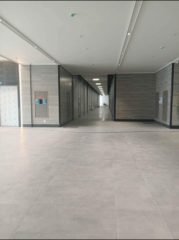 Room, sant-mira-chs Commercial Showroom 3000 Sq.Ft. In Kopri Thane 9349331