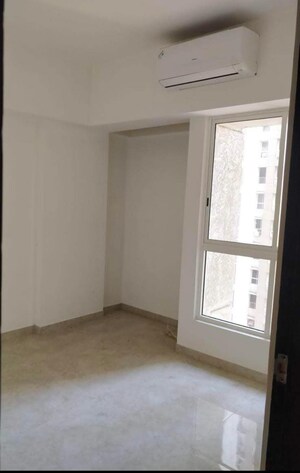 Room in 1 BHK Apartment at Lodha Amara, Kolshet Road – for Sale