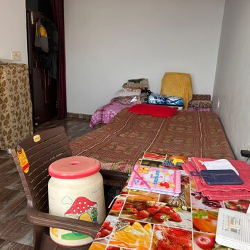 Bedroom in 2 BHK Apartment at Gomti Nagar – for Rent