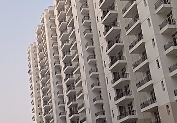 Master Bedroom in 3.5 BHK Apartment at Omaxe Waterscapes, Gomti Nagar – for Sale