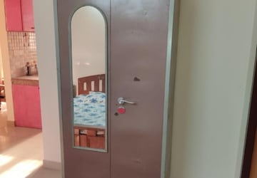 Furnished Amenities in 1.5 BHK Apartment at Viraj Khand – for Rent